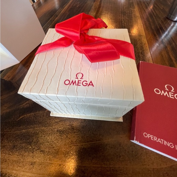 COPY - TheOMEGADeVillePrestigeclassic
features a two-tone mother-of-pearl dial/… - Picture 5 of 11